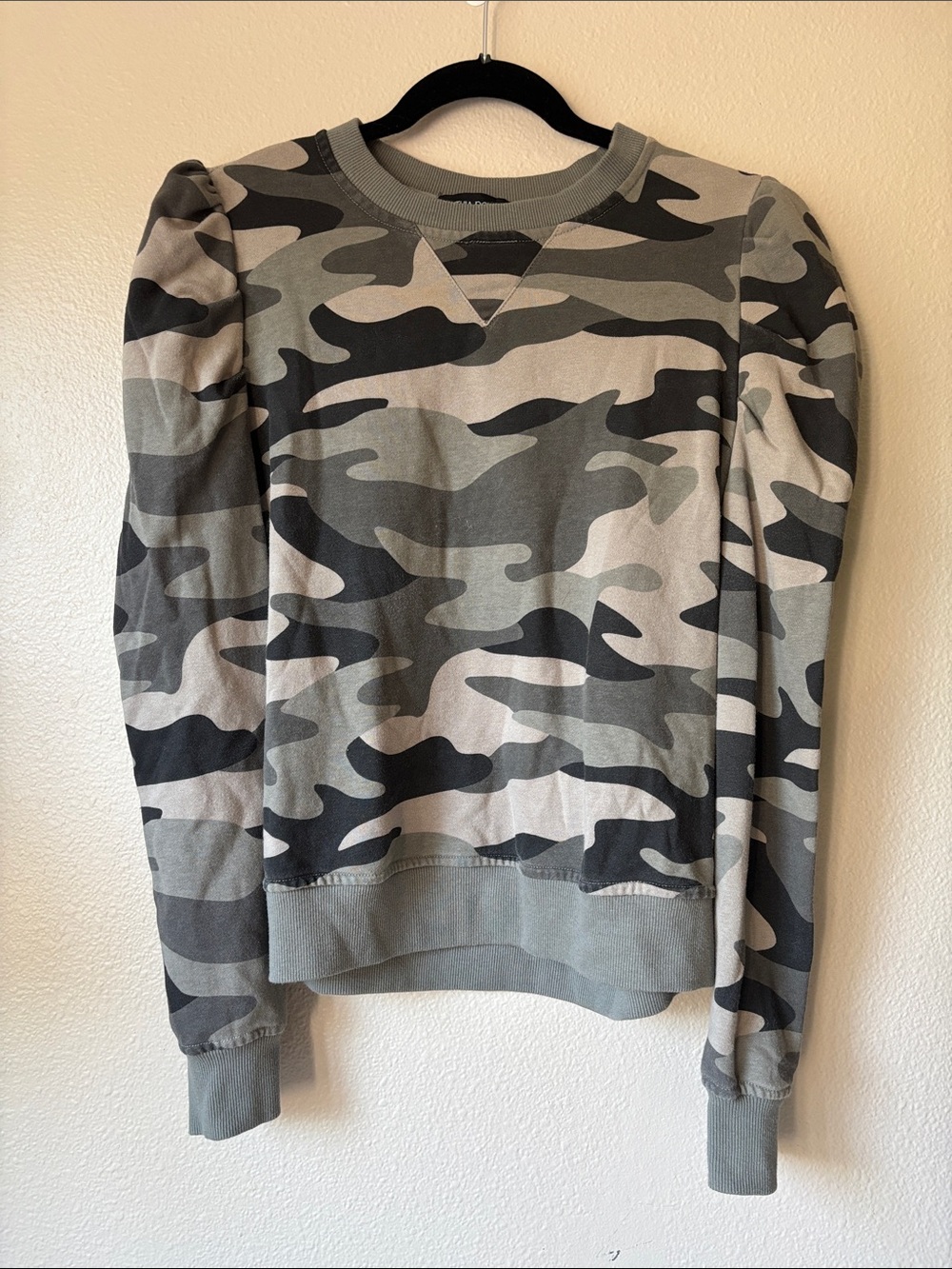 Cynthia Rowley Green & Black Camo Puff-Sleeve Crewneck
